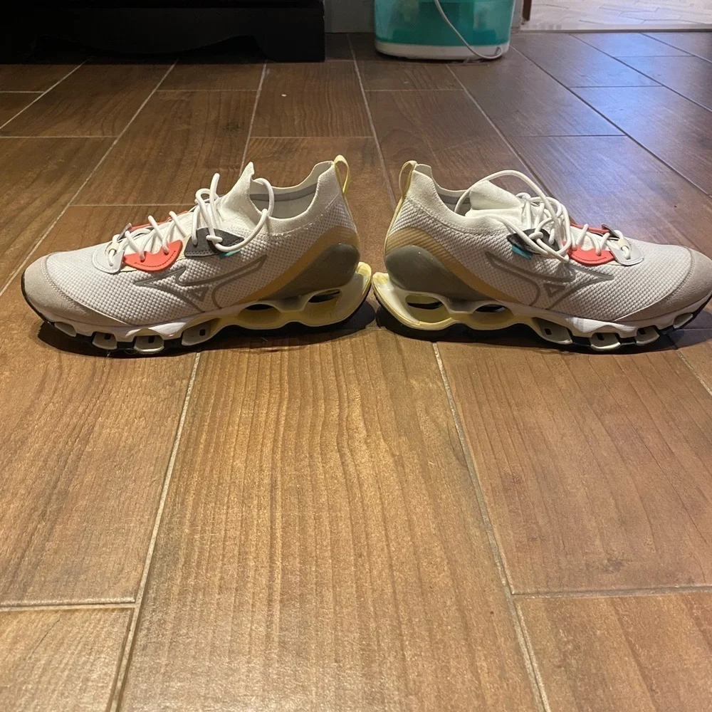 Mizuno Wave Prophecy beta women’s sneakers  Size 10.5